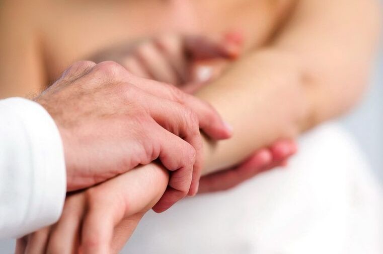 Dermatologoa psoriasia duen paziente bat aztertzen